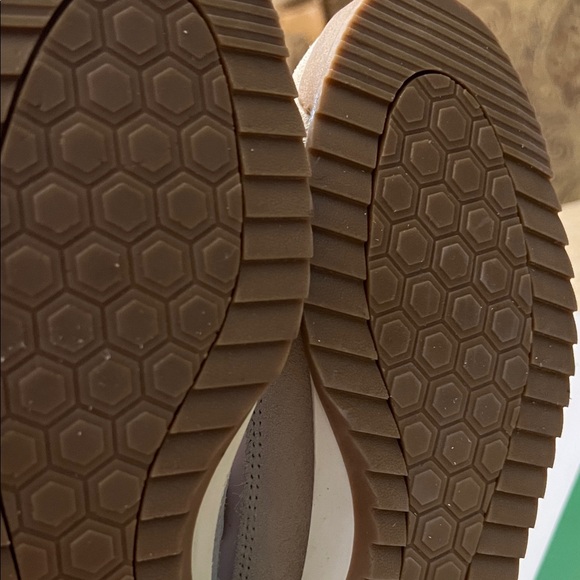 NIB - Tretorn Women's Sneakers - White and Pink
Discounted Shipping!! - Picture 6 of 7